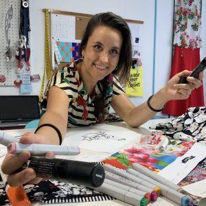 Sara López con herramientas de diseño