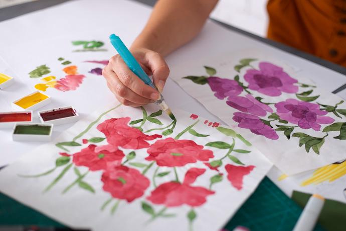 Persona dibujando un diseño de flores